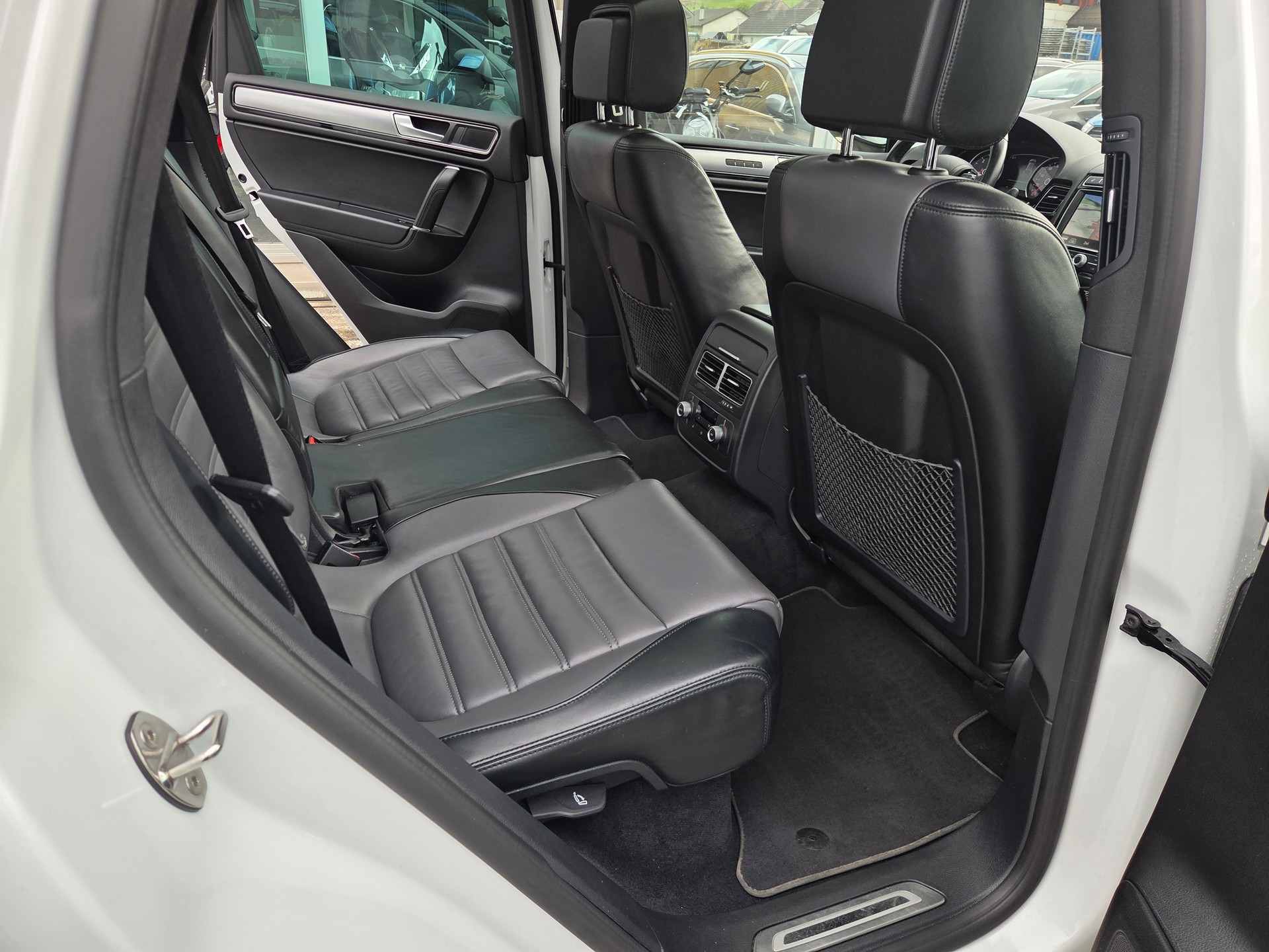VW Touareg 3.0 TDI BMT R-Line Peak Tiptronic-image-15