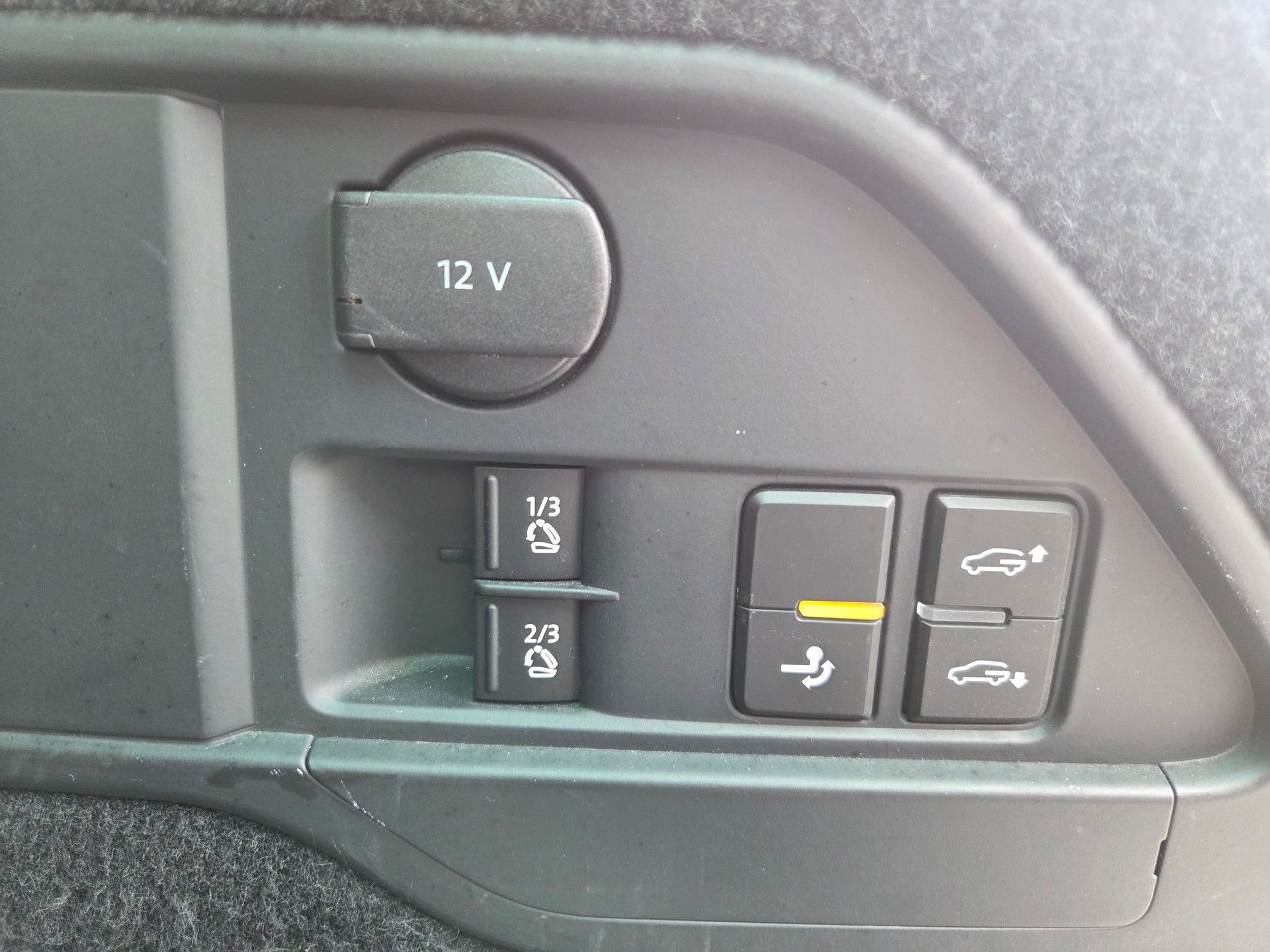 VW Touareg 3.0 TDI BMT R-Line Peak Tiptronic-image-18