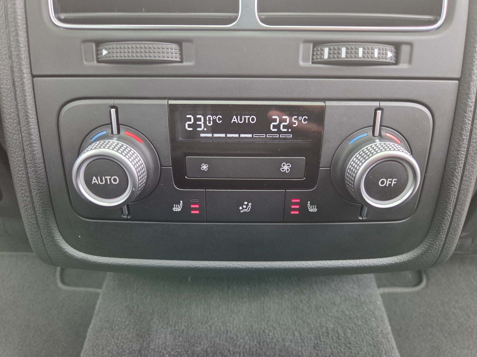VW Touareg 3.0 TDI BMT R-Line Peak Tiptronic-image-16