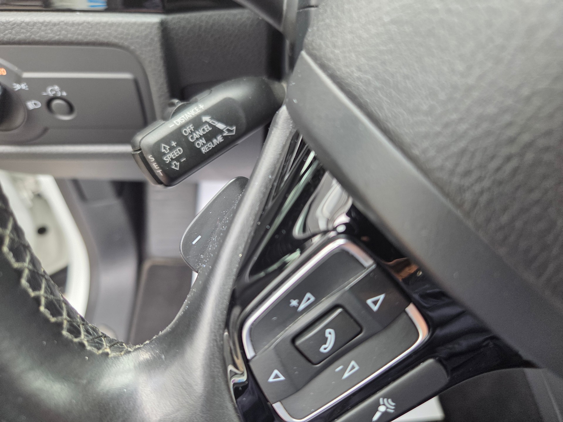 VW Touareg 3.0 TDI BMT R-Line Peak Tiptronic-image-27