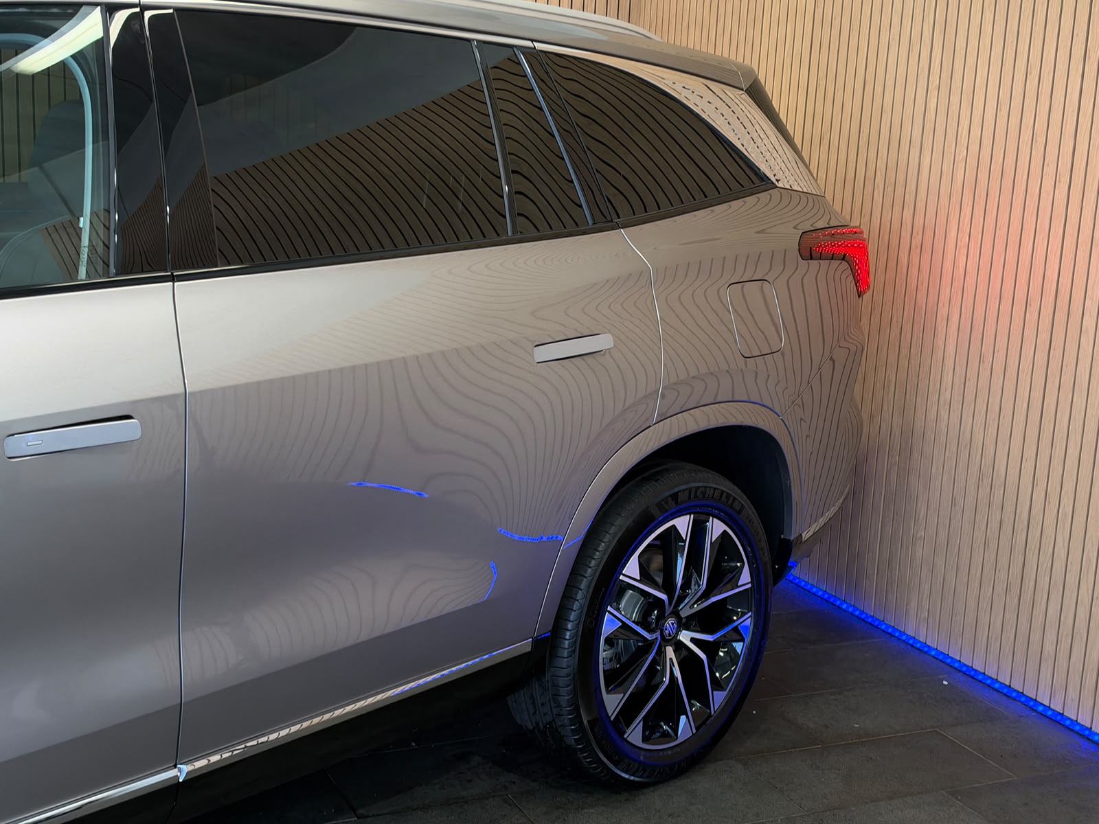 MG S9 1.5 TGDI PHEV Premium / Sterling Silver-showroom-element-3