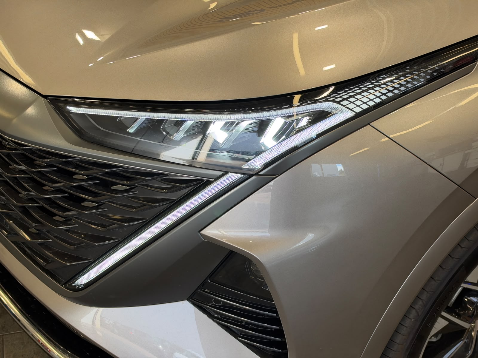 MG S9 1.5 TGDI PHEV Premium / Sterling Silver-showroom-element-2