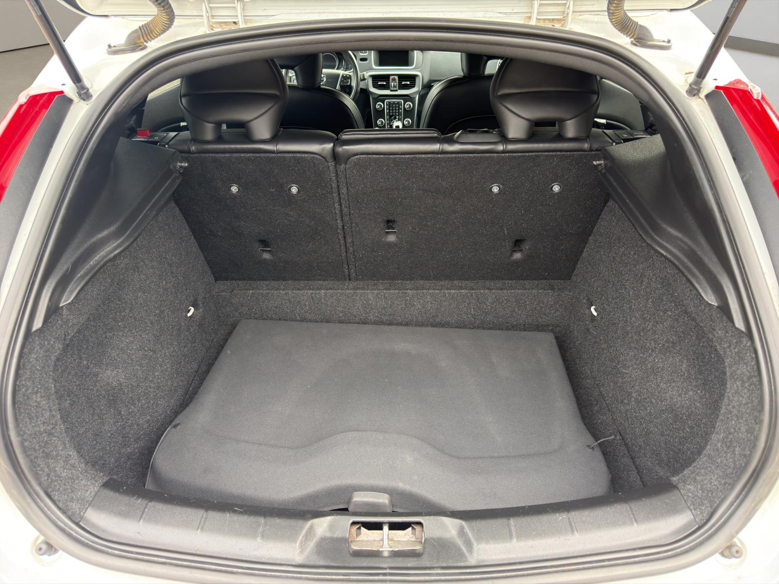 VOLVO V40 T2 Kinetic R-Design-image-13
