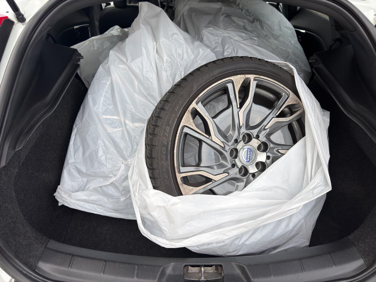 VOLVO V40 T2 Kinetic R-Design-image-17