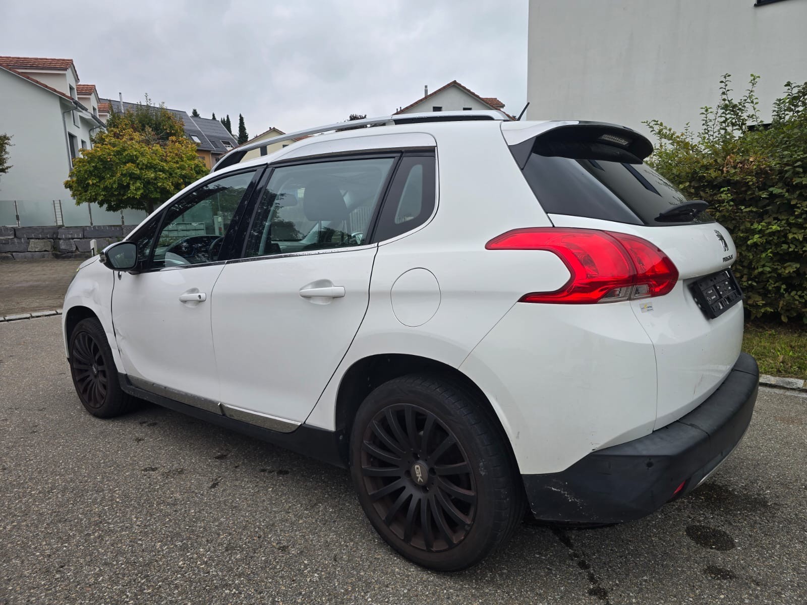 PEUGEOT 2008 1.2 VTI Active-image-1