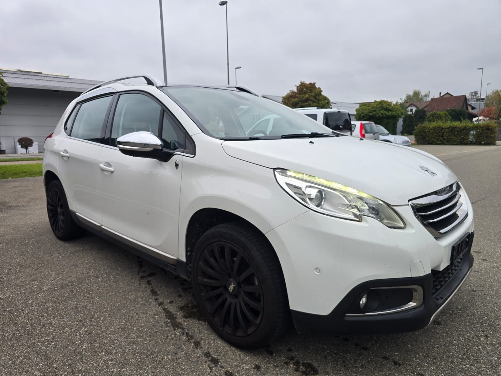 PEUGEOT 2008 1.2 VTI Active-image-4