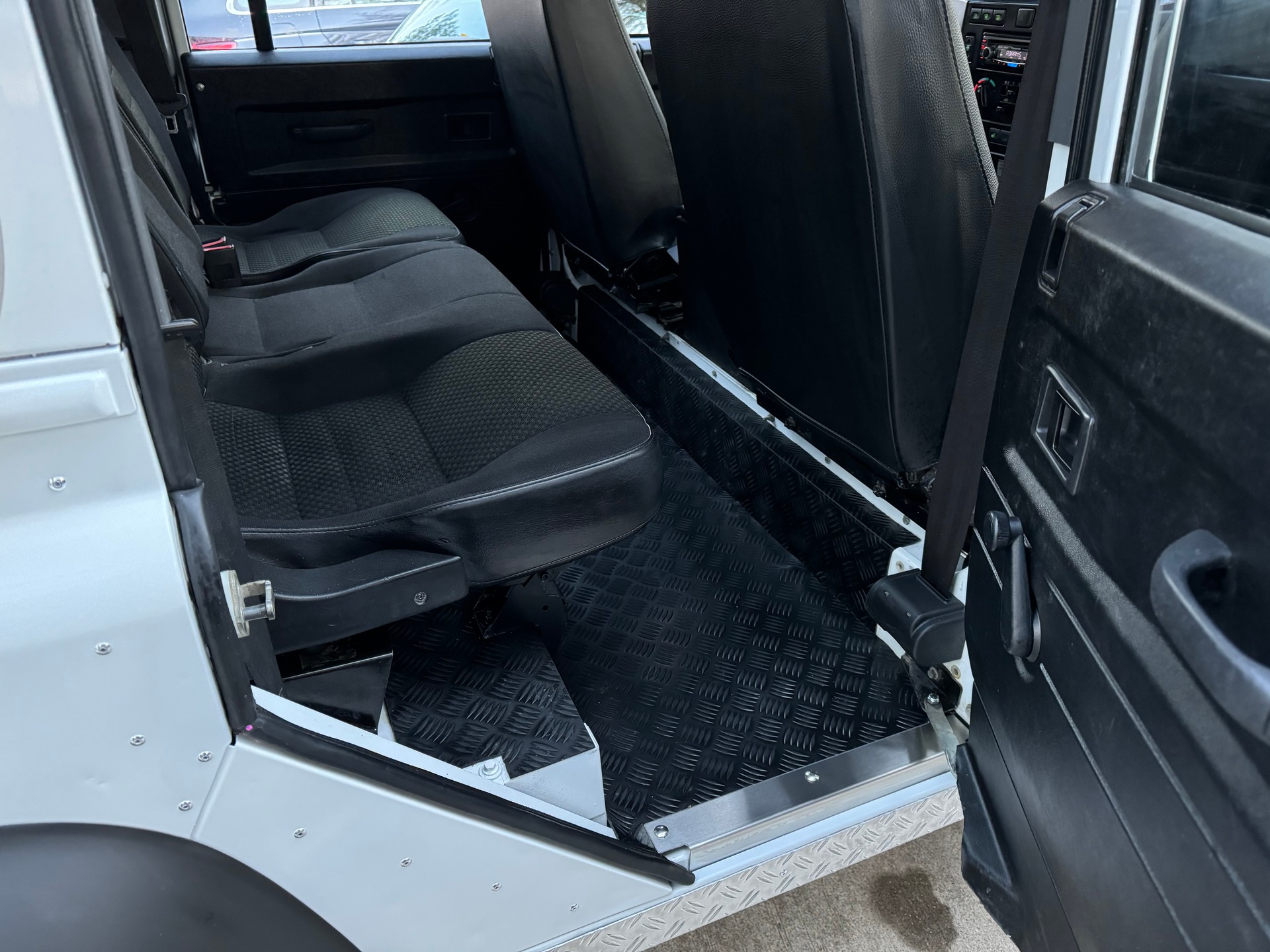 LAND ROVER Defender 110 2.4 Td4 Station Wagon-image-11