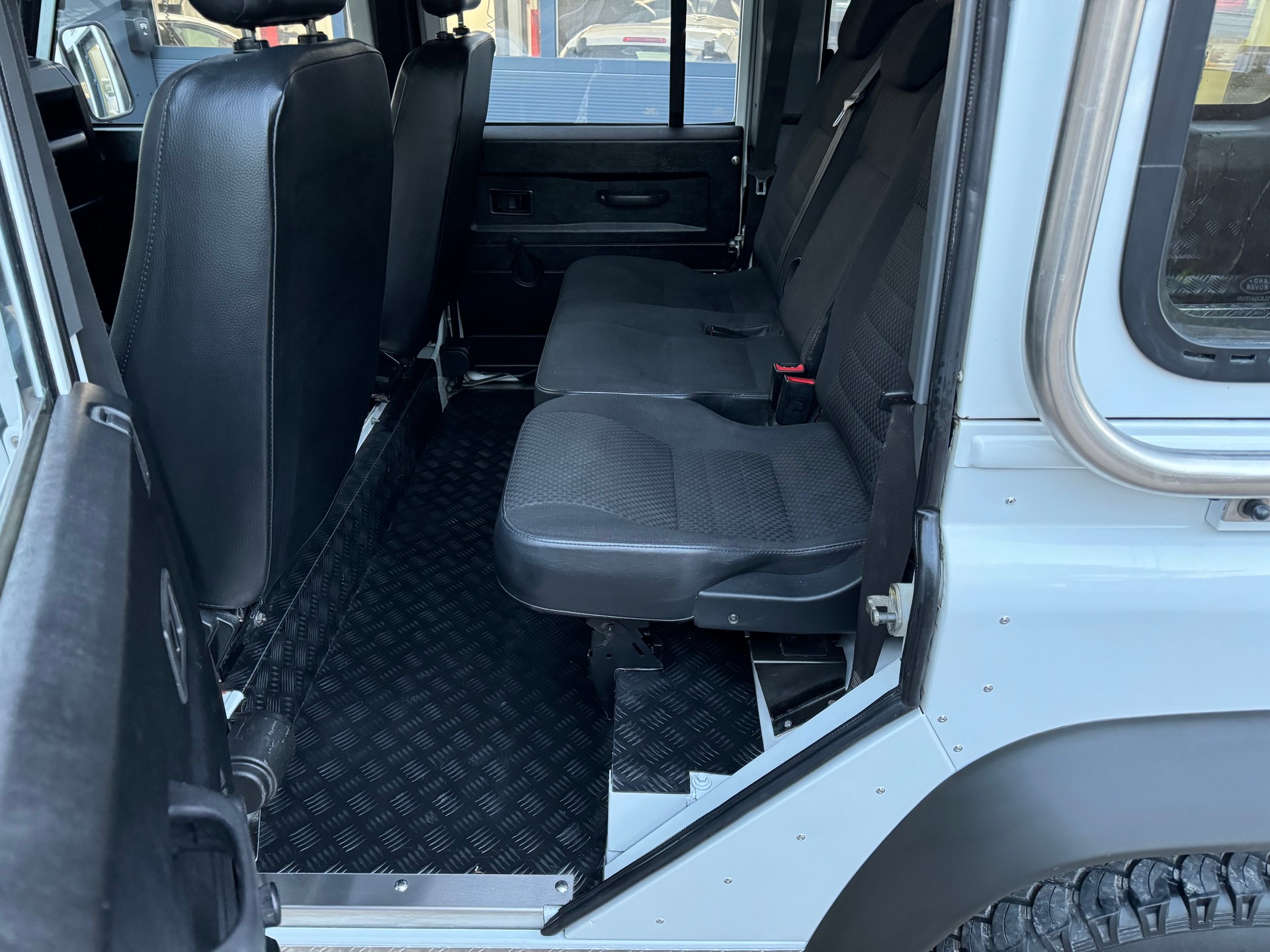 LAND ROVER Defender 110 2.4 Td4 Station Wagon-image-7