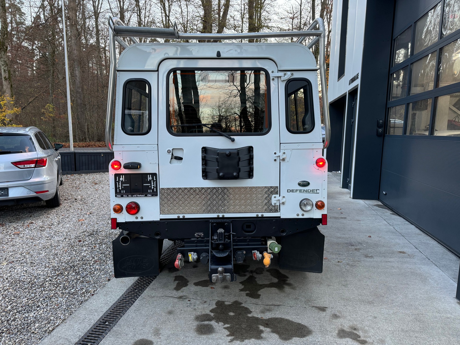 LAND ROVER Defender 110 2.4 Td4 Station Wagon-image-3