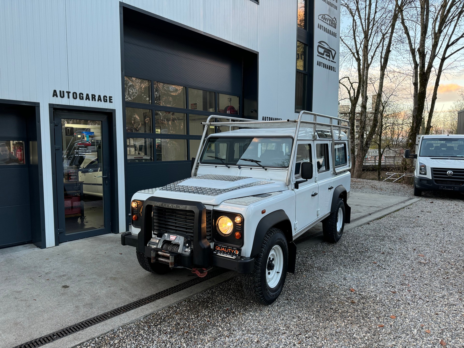 LAND ROVER Defender 110 2.4 Td4 Station Wagon-image-1