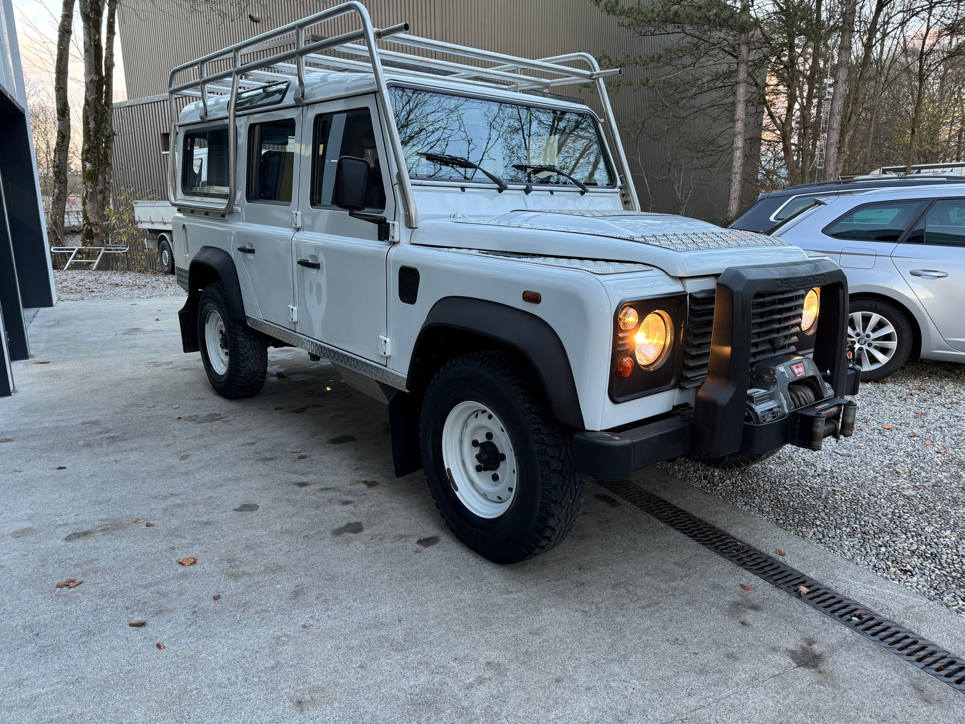 LAND ROVER Defender 110 2.4 Td4 Station Wagon-image-13