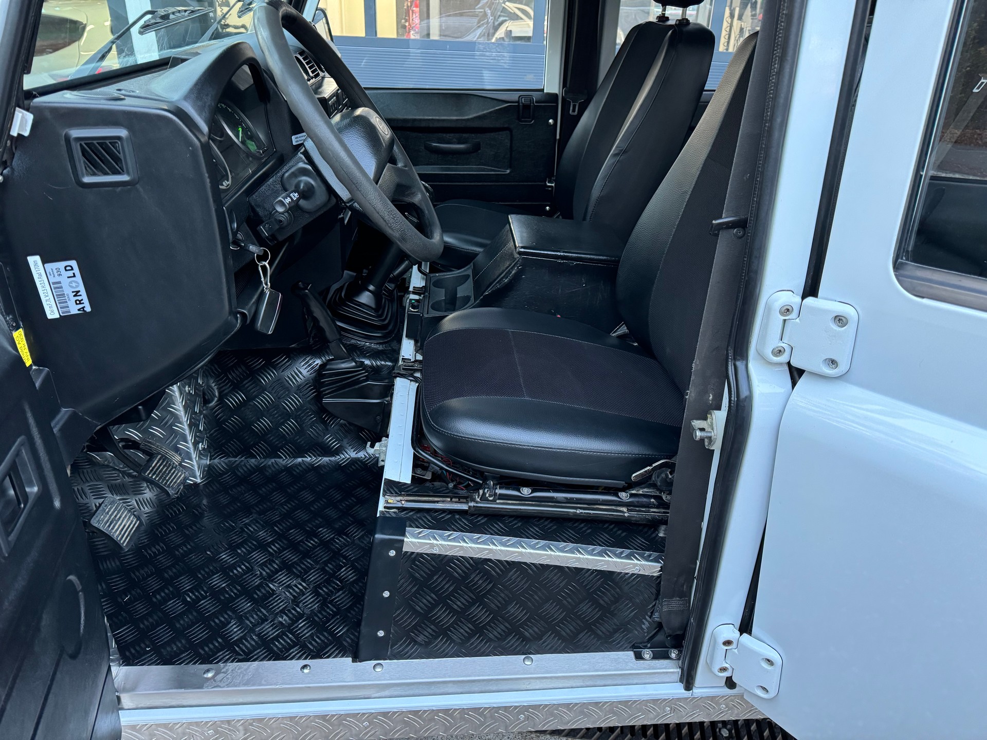LAND ROVER Defender 110 2.4 Td4 Station Wagon-image-8