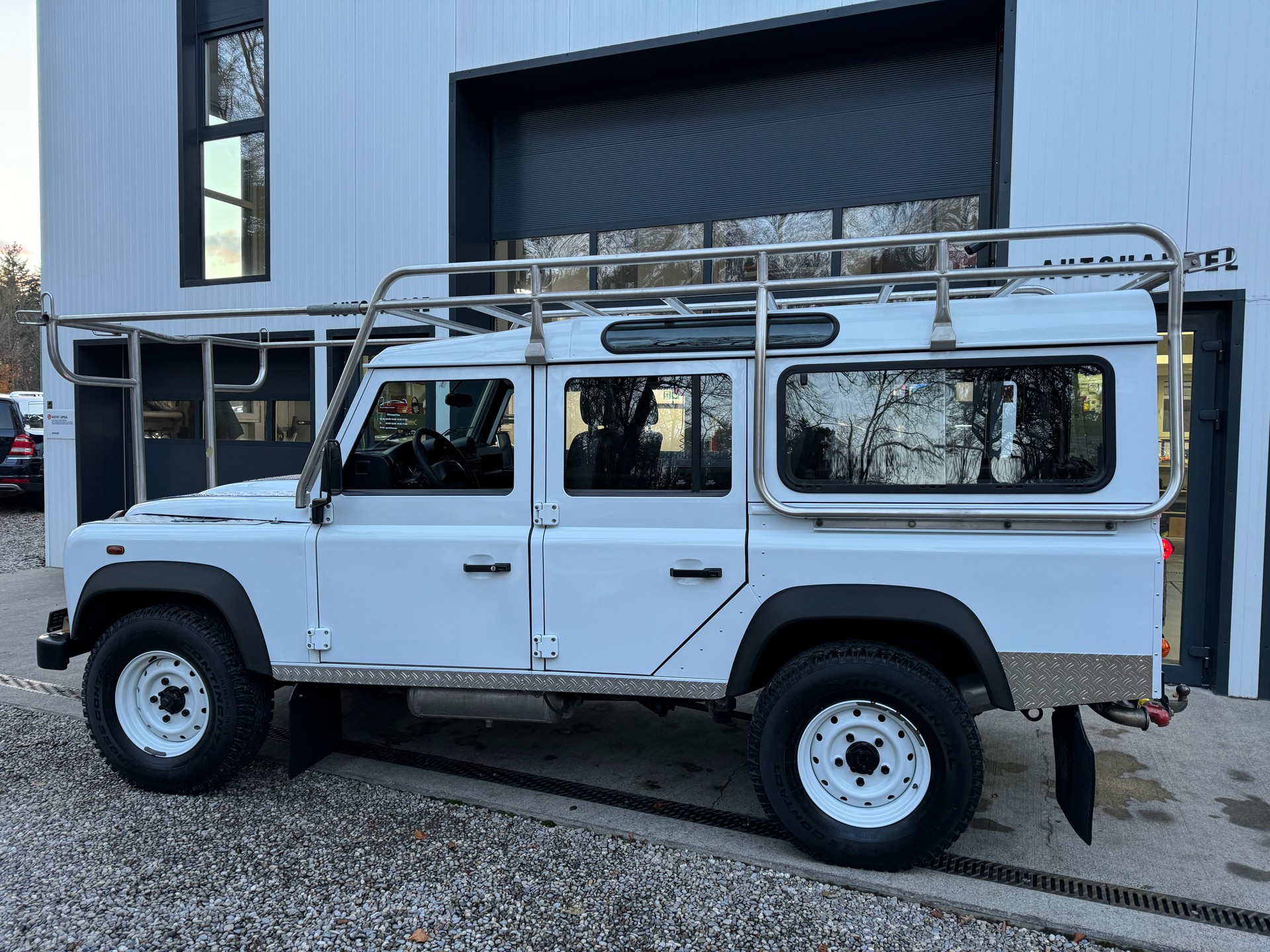 LAND ROVER Defender 110 2.4 Td4 Station Wagon-image-15