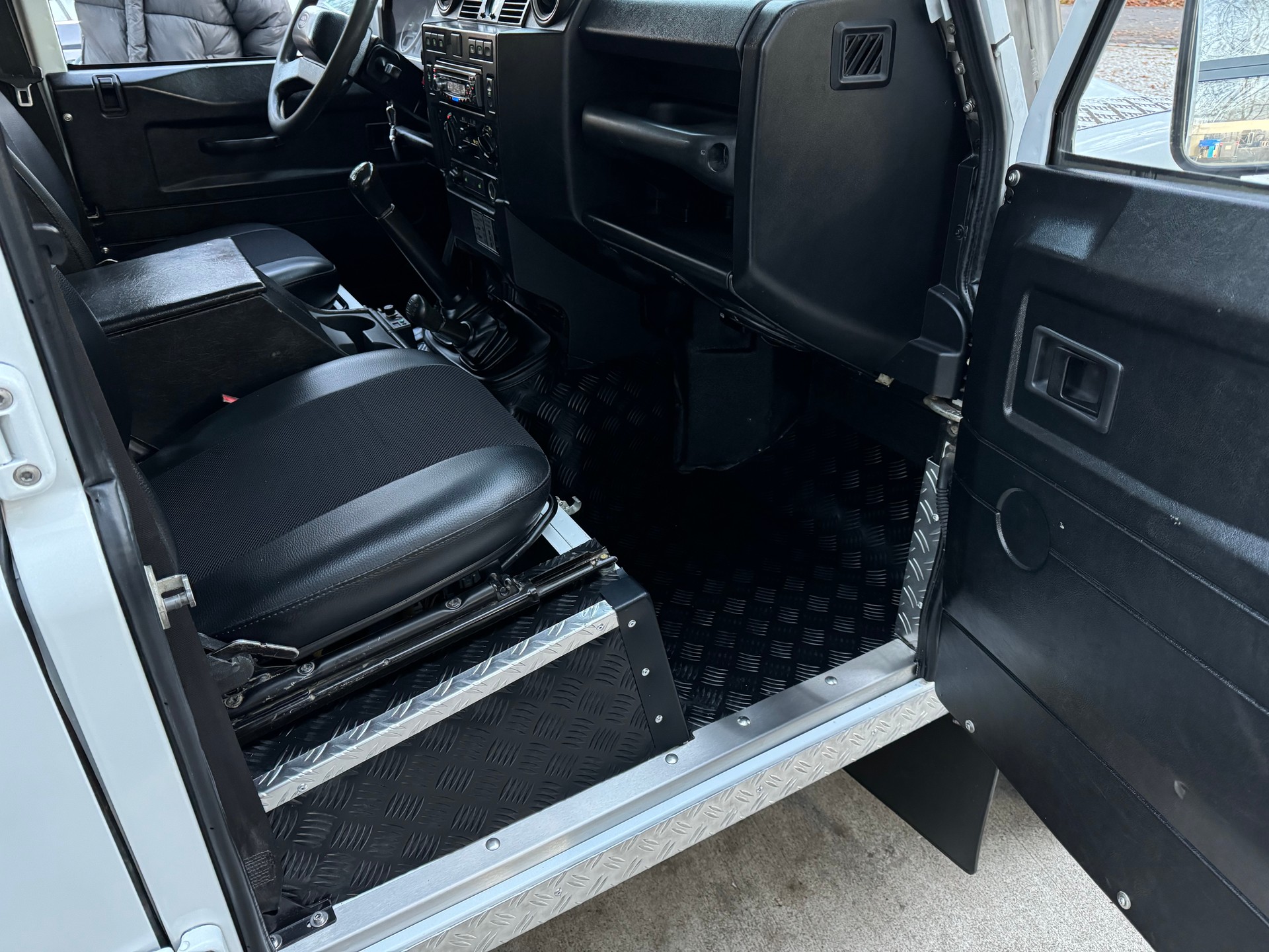 LAND ROVER Defender 110 2.4 Td4 Station Wagon-image-10