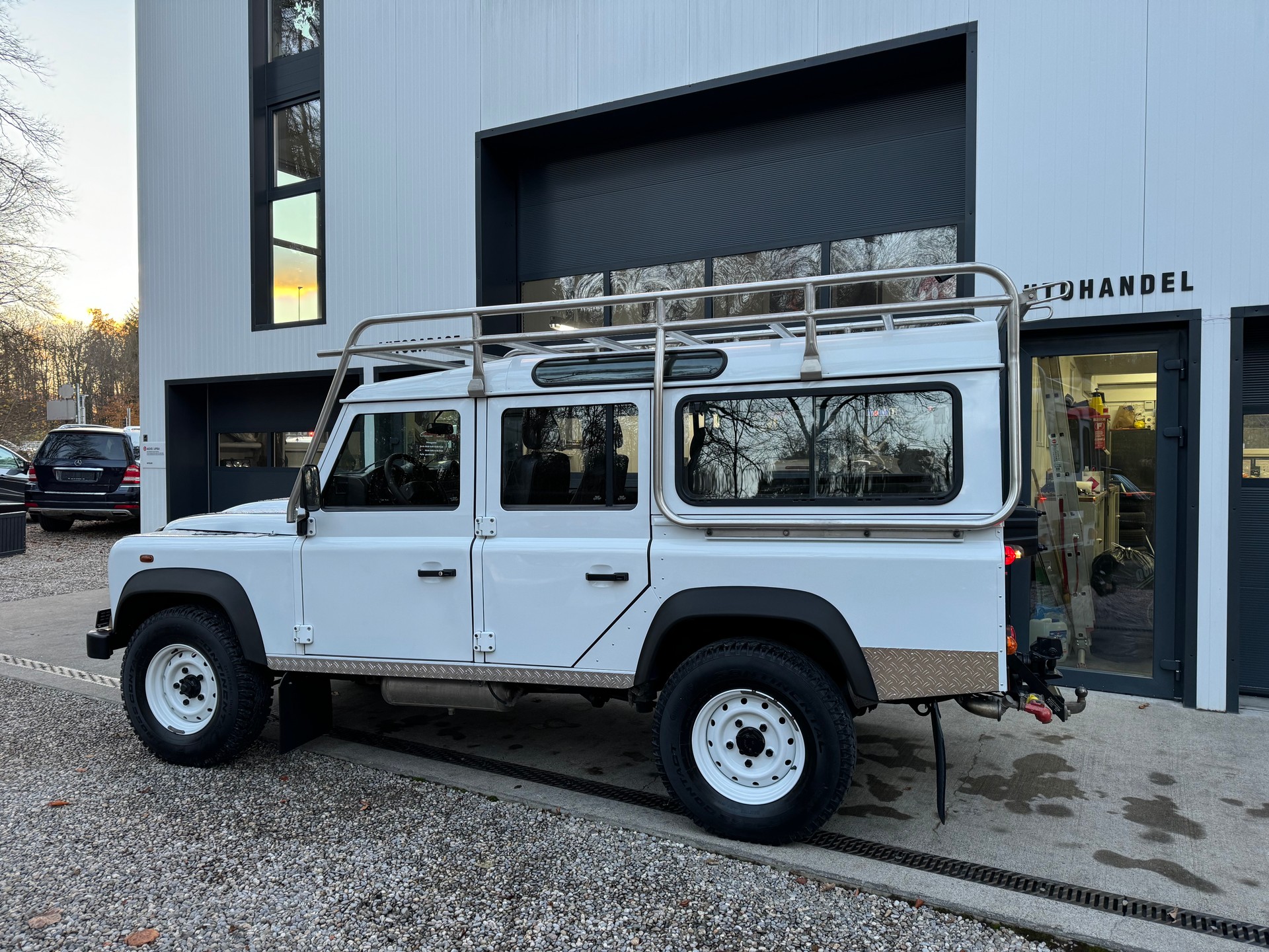 LAND ROVER Defender 110 2.4 Td4 Station Wagon-image-2