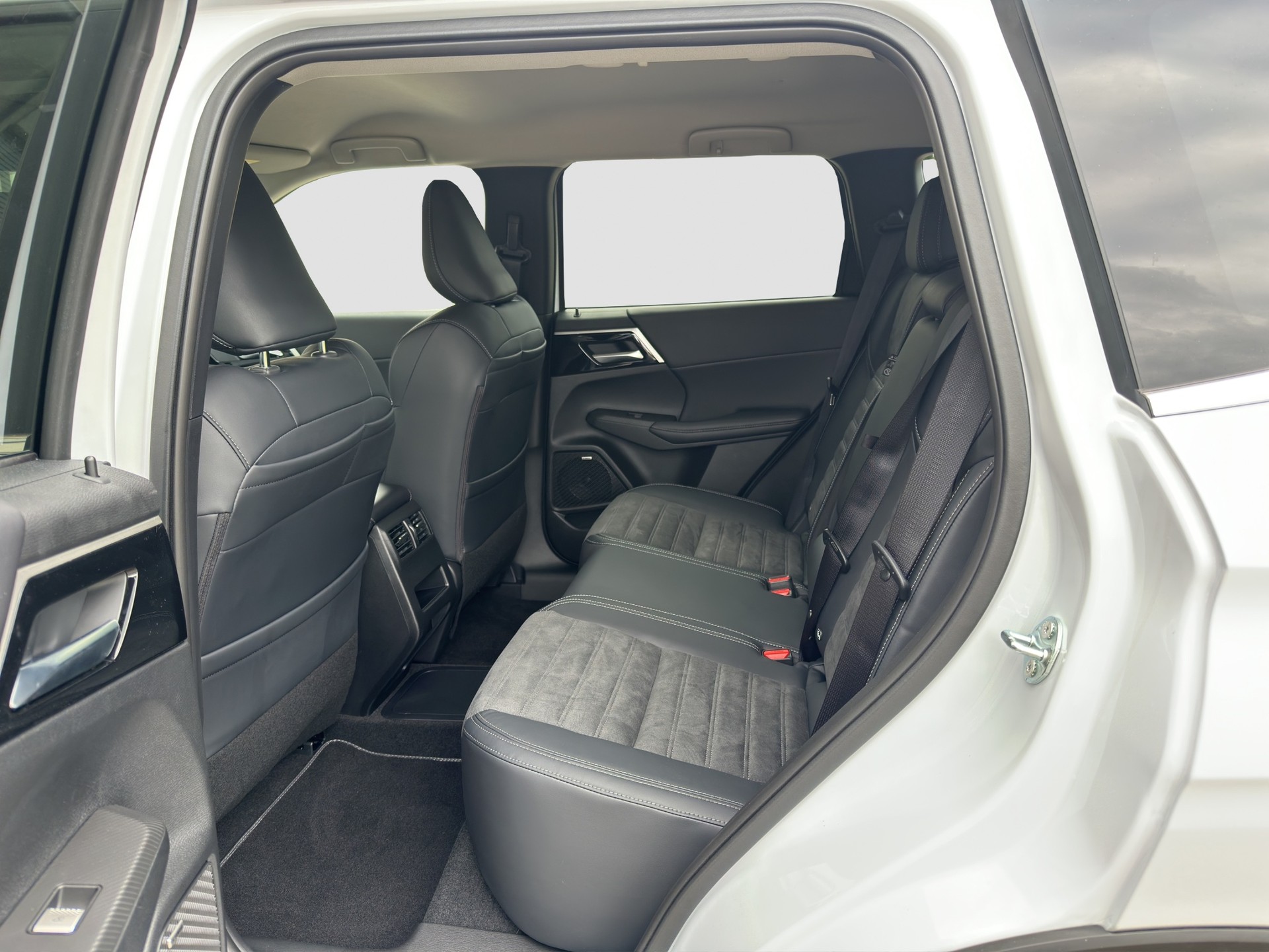 MITSUBISHI Outlander 2.4 PHEV Intense 4WD Automatic-image-11