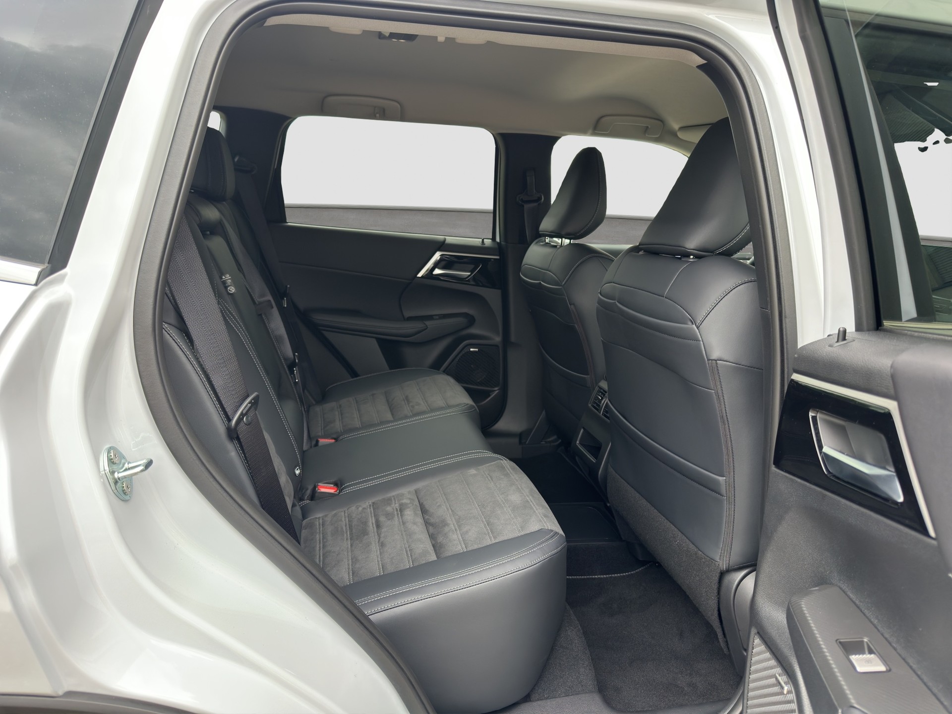 MITSUBISHI Outlander 2.4 PHEV Intense 4WD Automatic-image-16