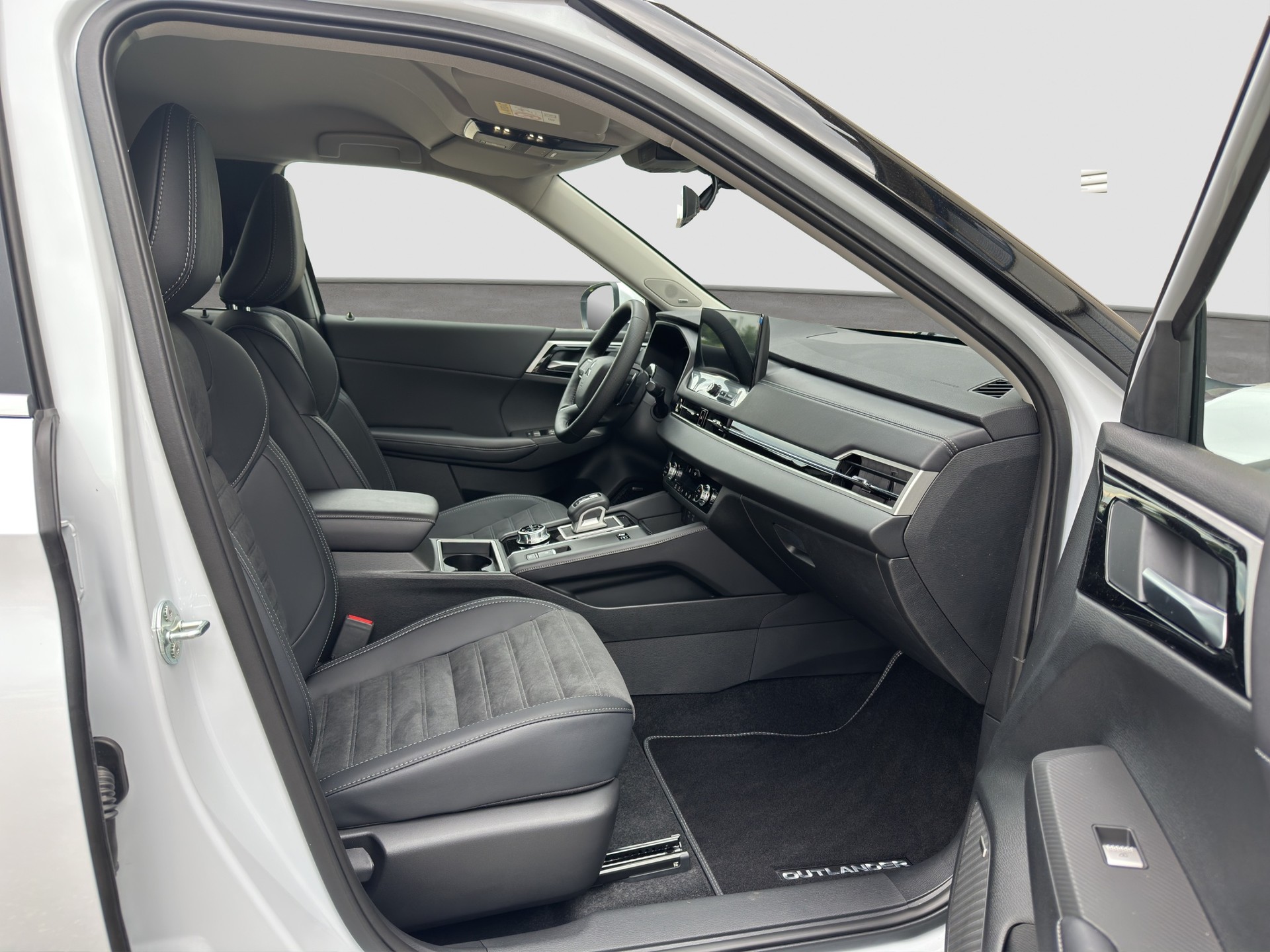MITSUBISHI Outlander 2.4 PHEV Intense 4WD Automatic-image-15