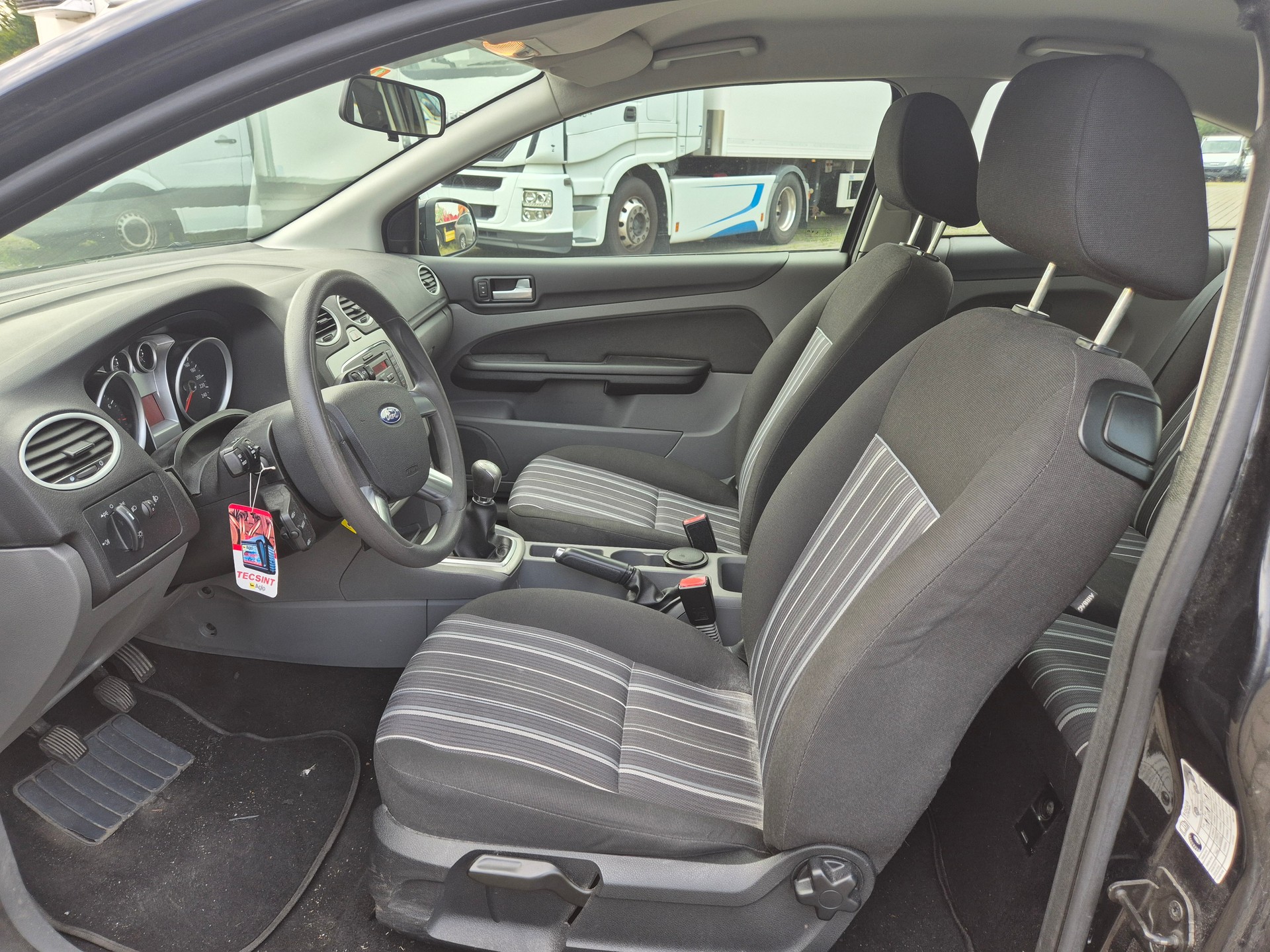 FORD Focus 1.6i Ambiente-image-9
