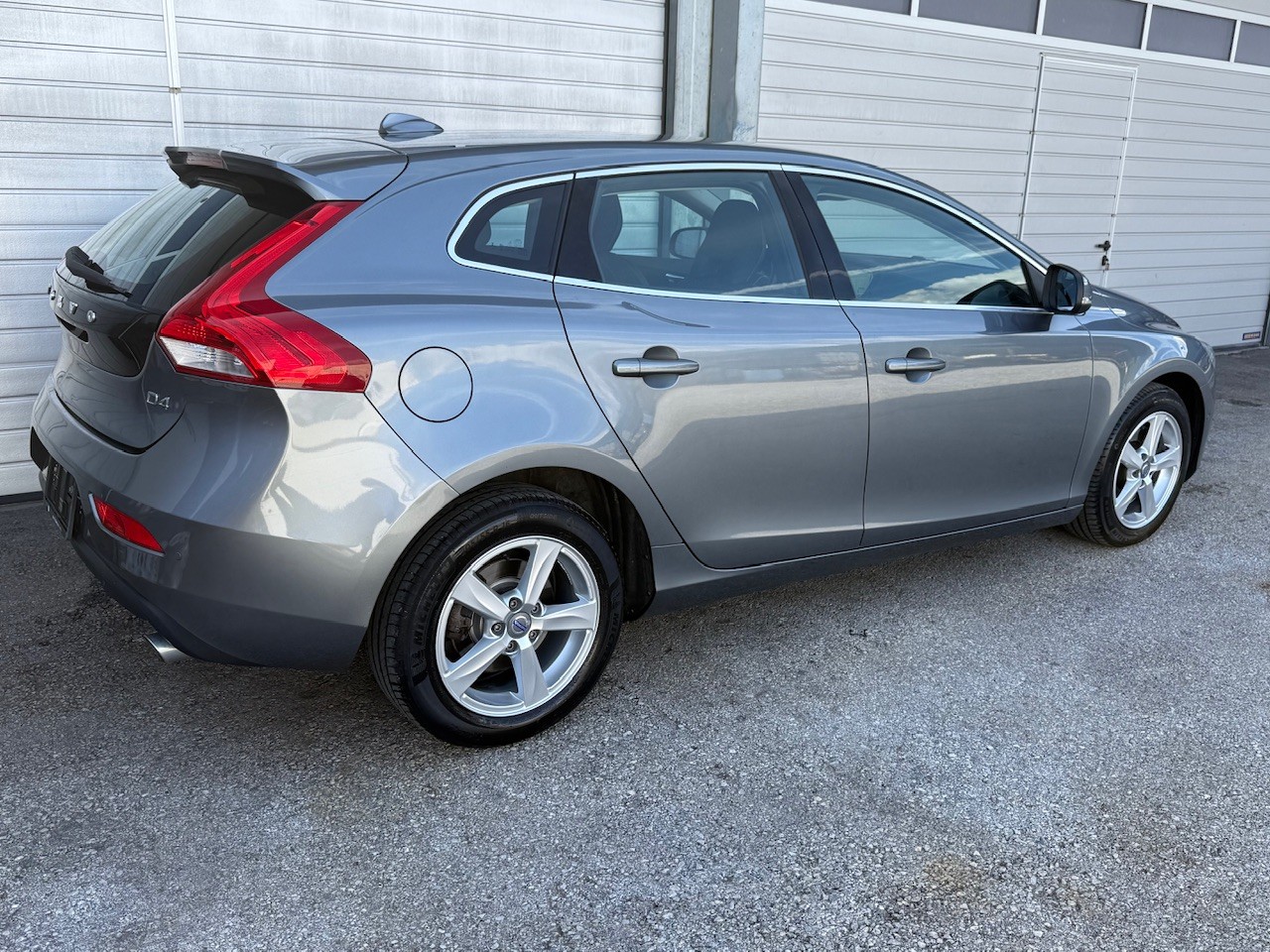 VOLVO V40 D4 Momentum Geartronic-image-4