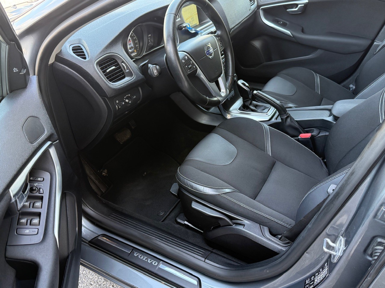 VOLVO V40 D4 Momentum Geartronic-image-6