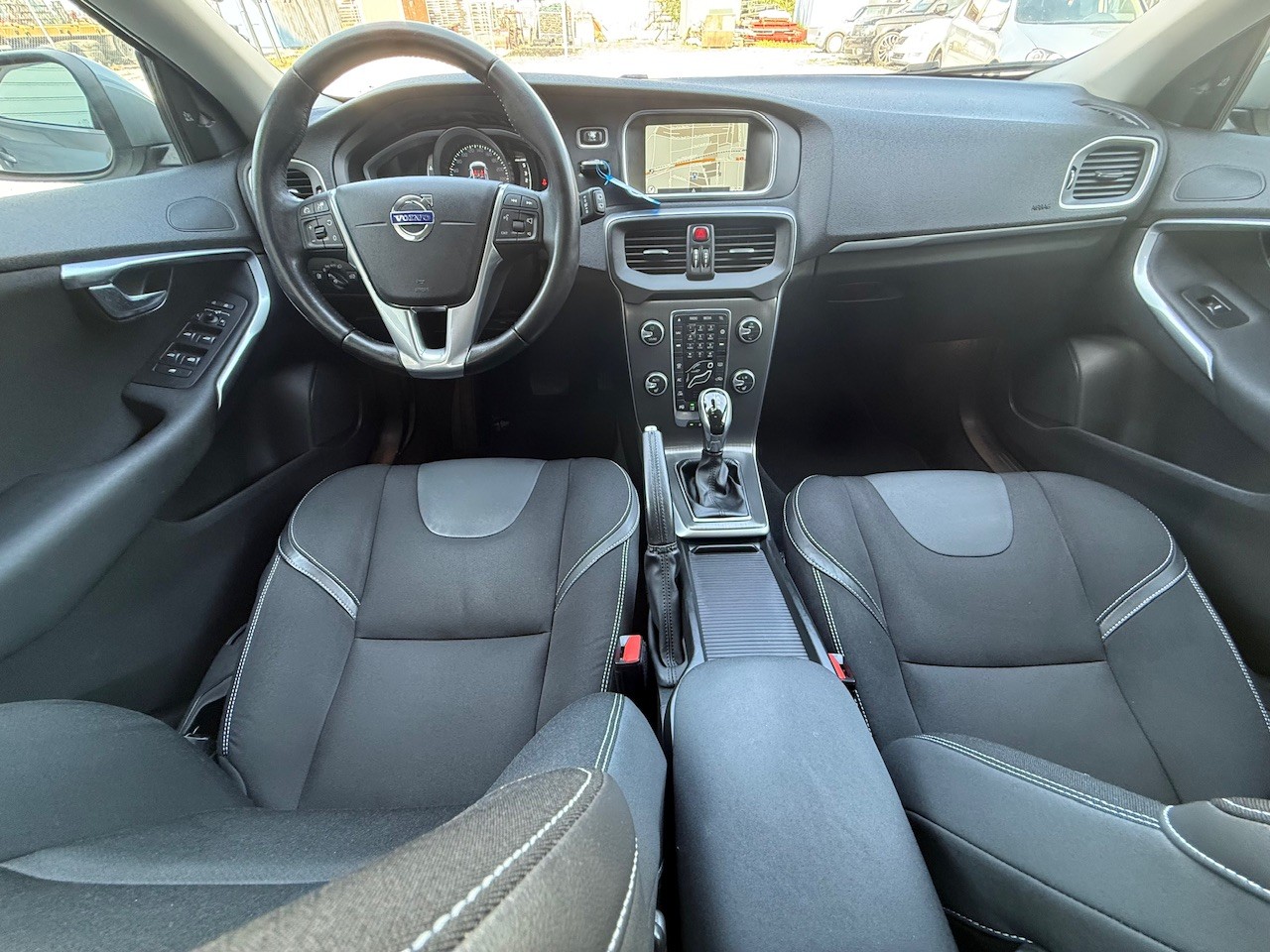 VOLVO V40 D4 Momentum Geartronic-image-10