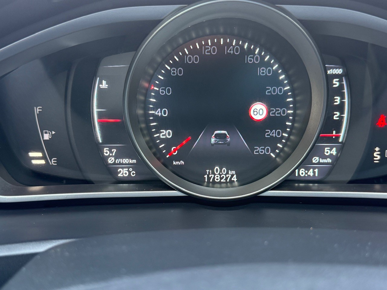 VOLVO V40 D4 Momentum Geartronic-image-12