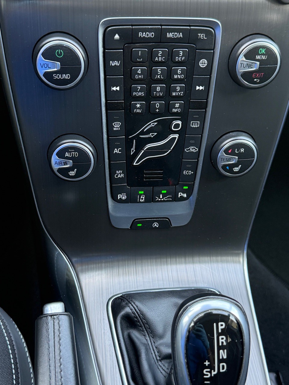 VOLVO V40 D4 Momentum Geartronic-image-11