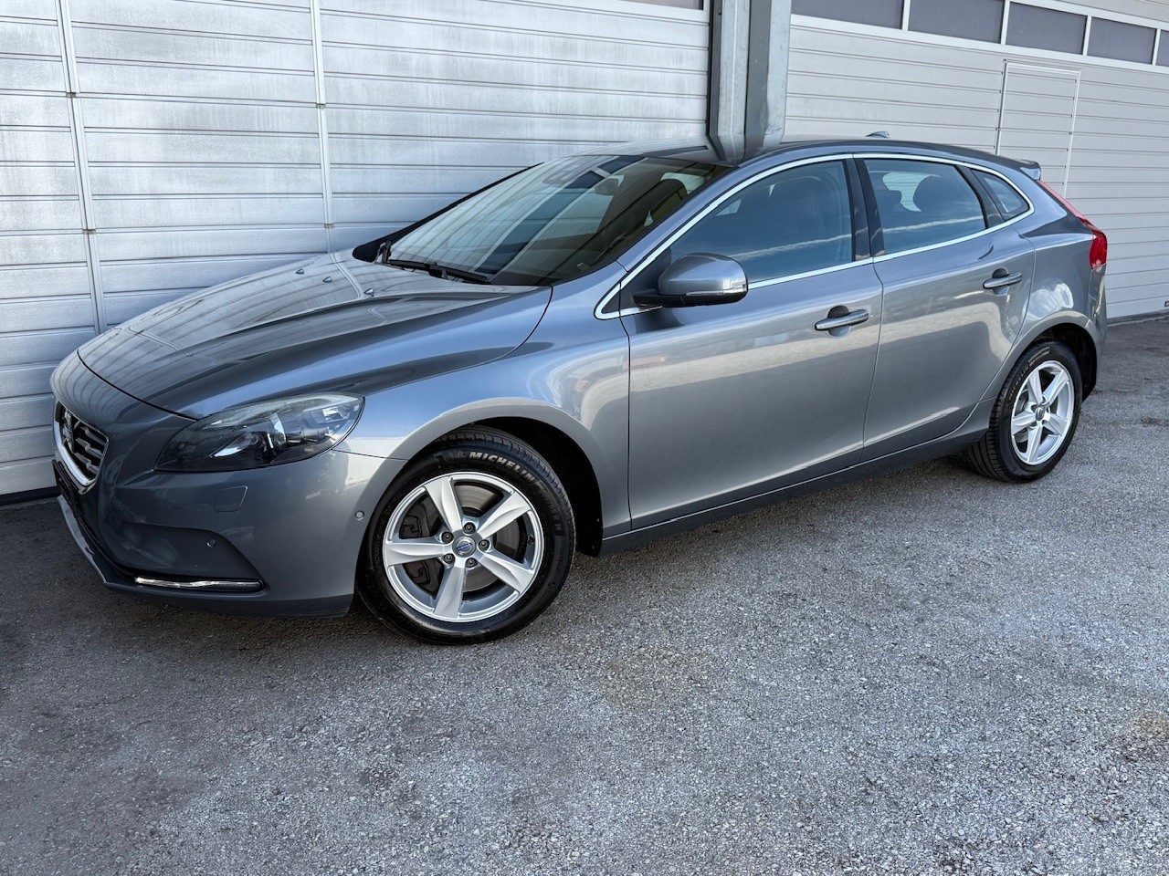 VOLVO V40 D4 Momentum Geartronic-image-0
