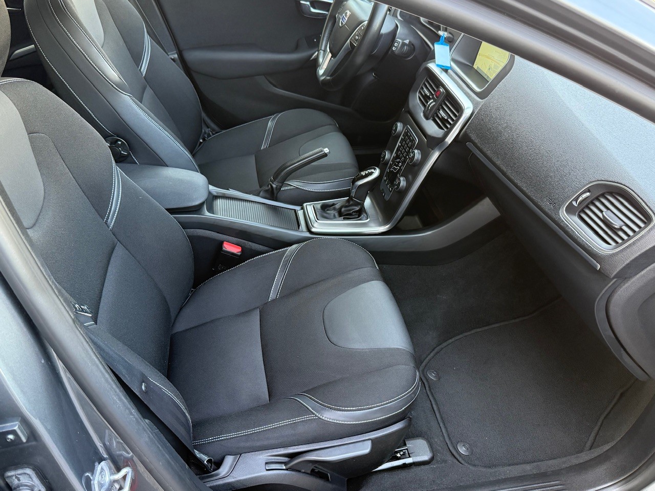 VOLVO V40 D4 Momentum Geartronic-image-8