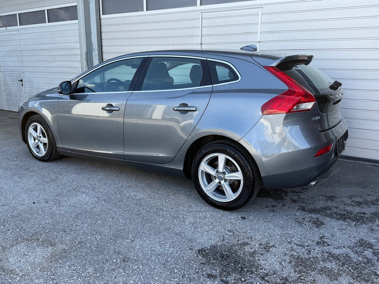 VOLVO V40 D4 Momentum Geartronic-image-1