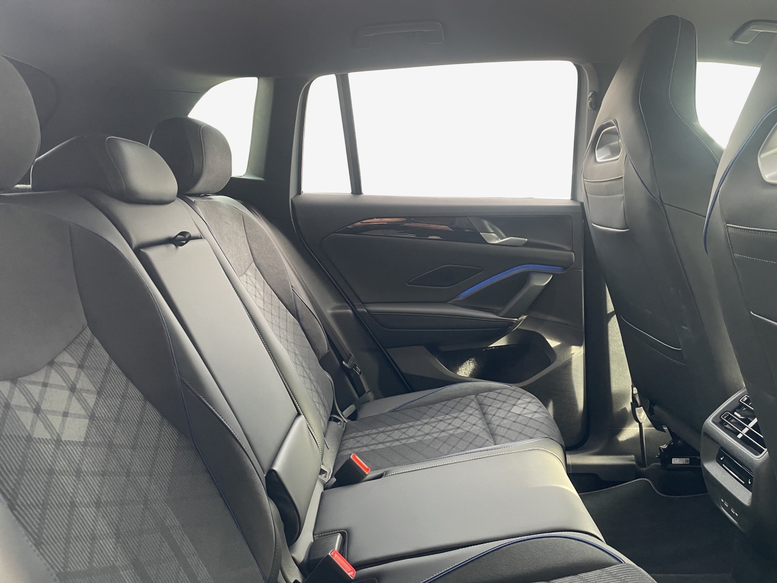 VW Tiguan 2.0 TDI SCR R-Line 4Motion DSG-image-3