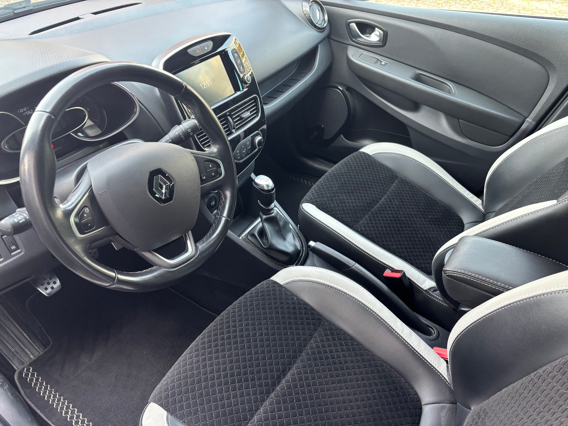 RENAULT Clio 1.2 16V T 90th Anniversary-image-2