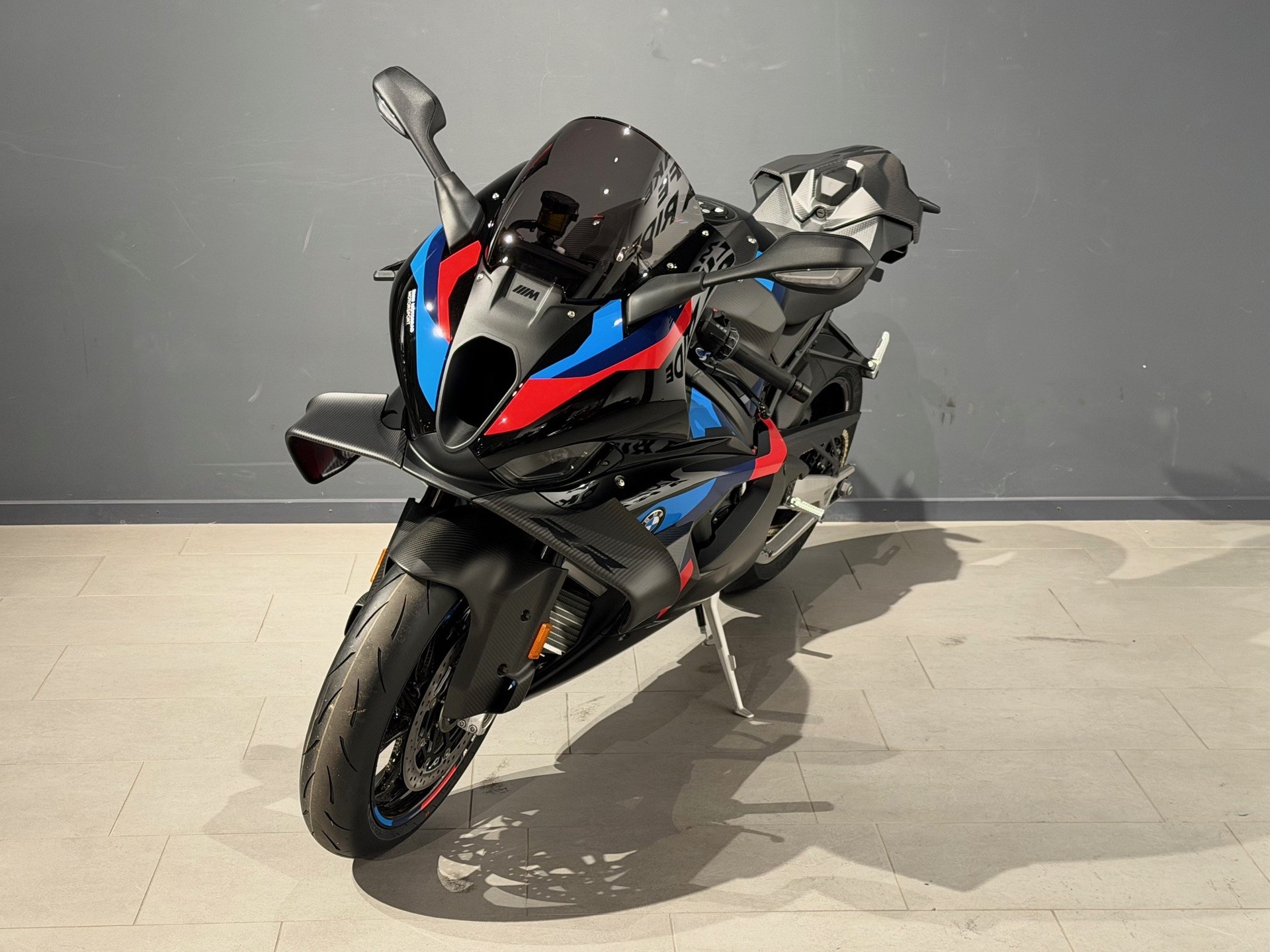 BMW M 1000 RR-showroom-element-2