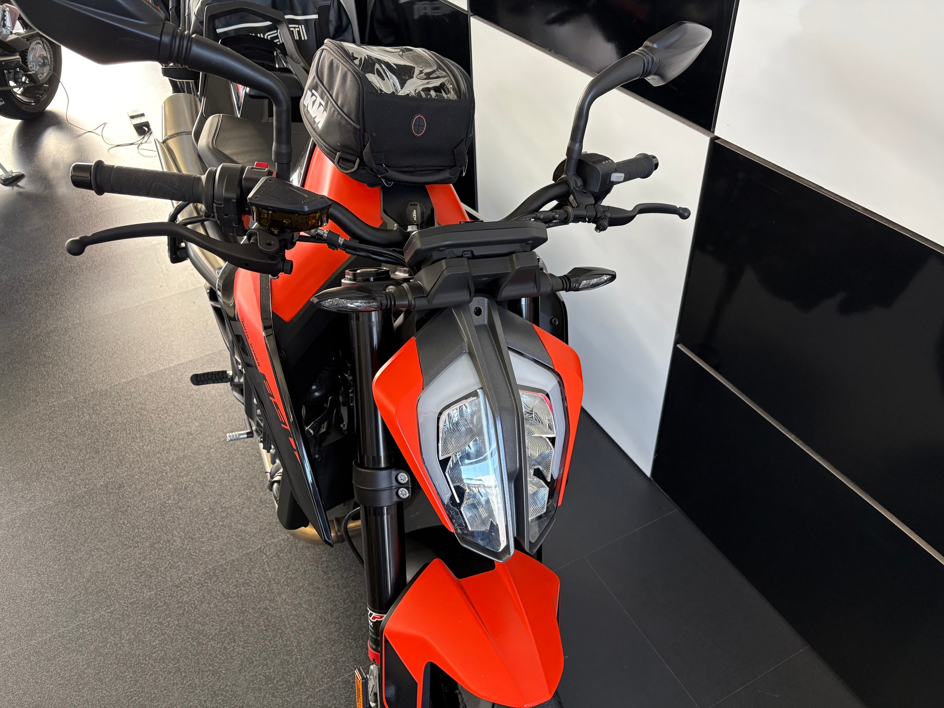 KTM 890 Duke L-image-9