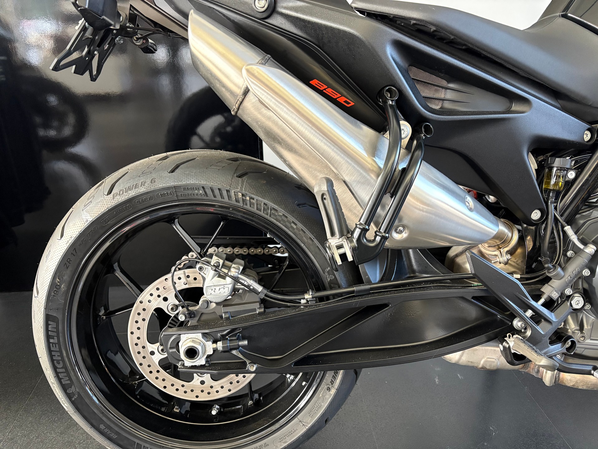 KTM 890 Duke L-image-4