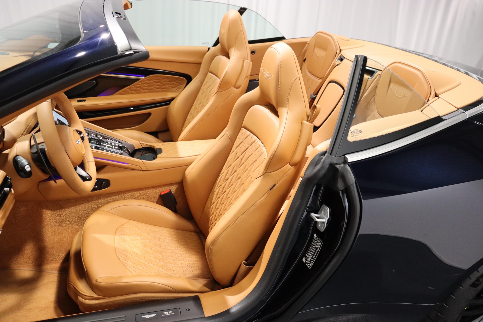 ASTON MARTIN DB12 Volante 4.0 V8 Bi-Turbo-image-4