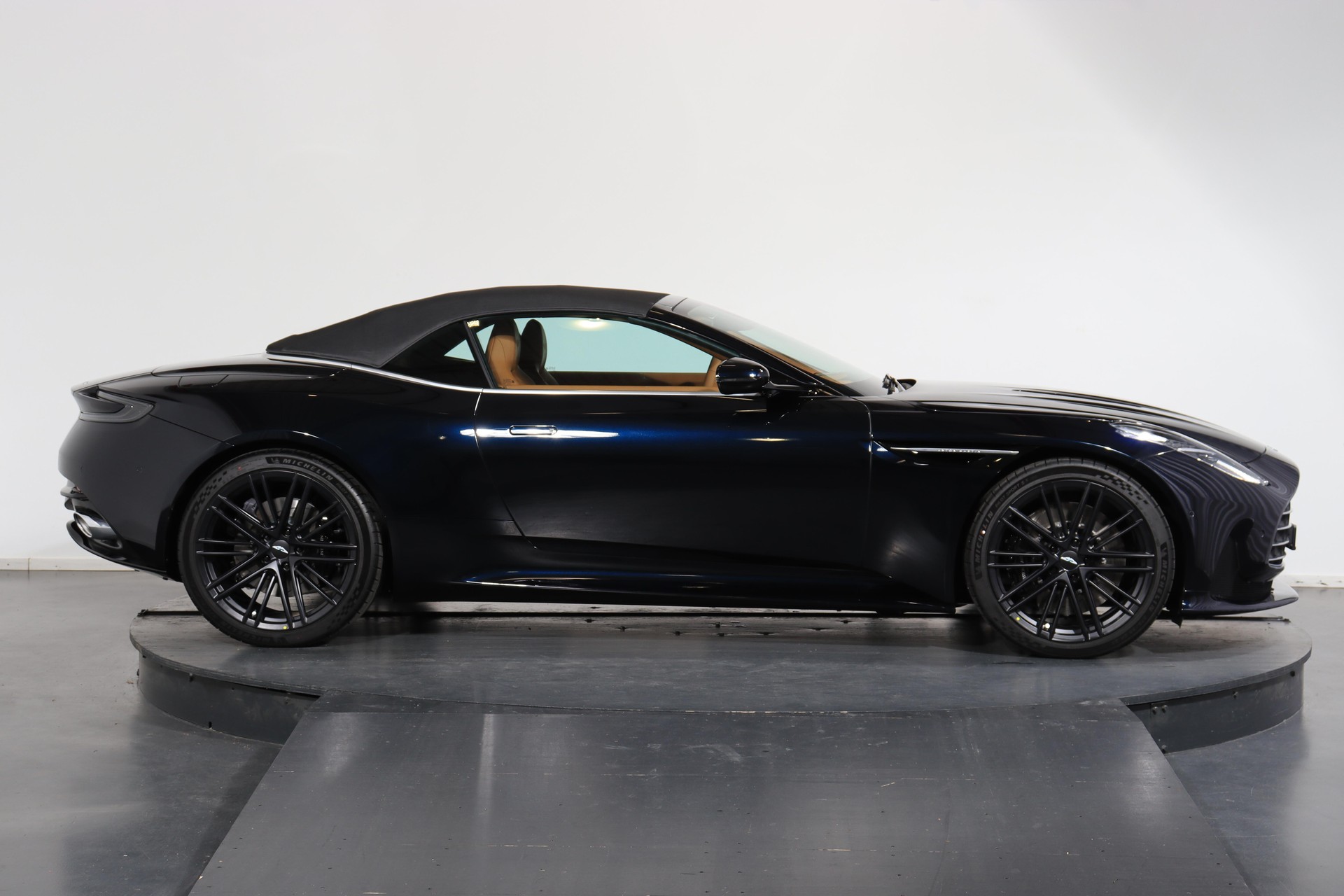 ASTON MARTIN DB12 Volante 4.0 V8 Bi-Turbo-showroom-element-1