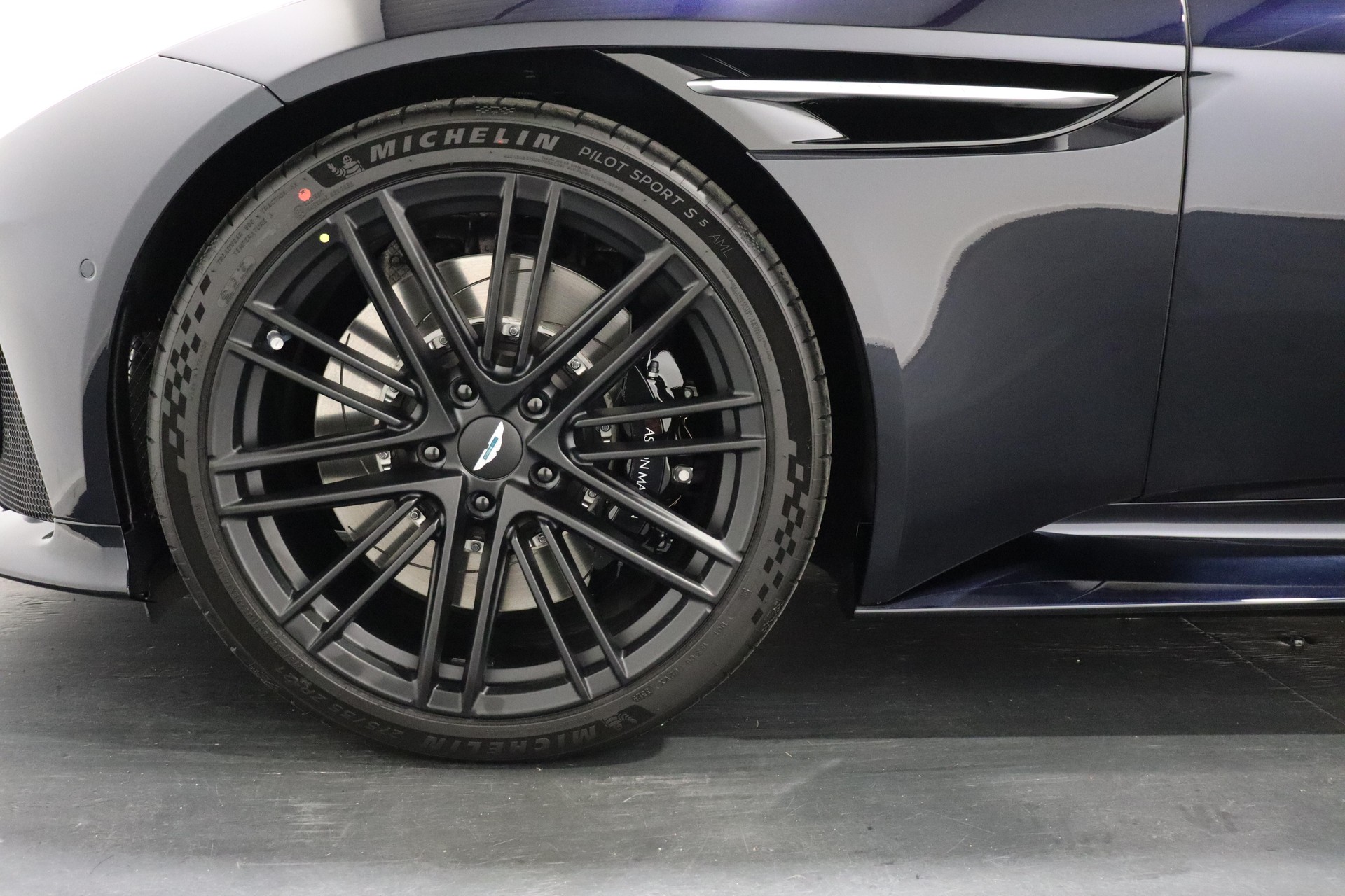 ASTON MARTIN DB12 Volante 4.0 V8 Bi-Turbo-image-6