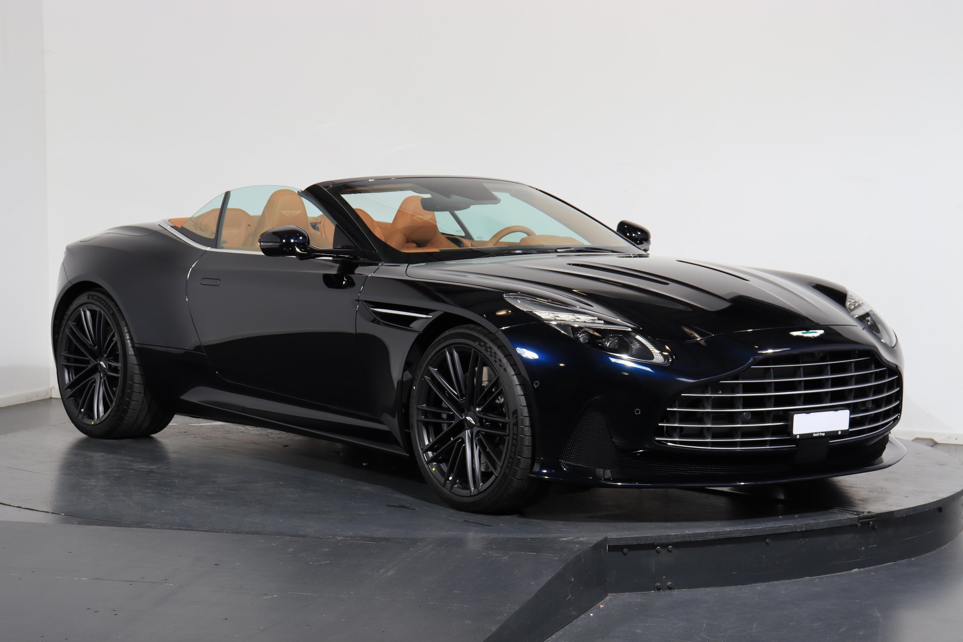 ASTON MARTIN DB12 Volante 4.0 V8 Bi-Turbo-showroom-element-3