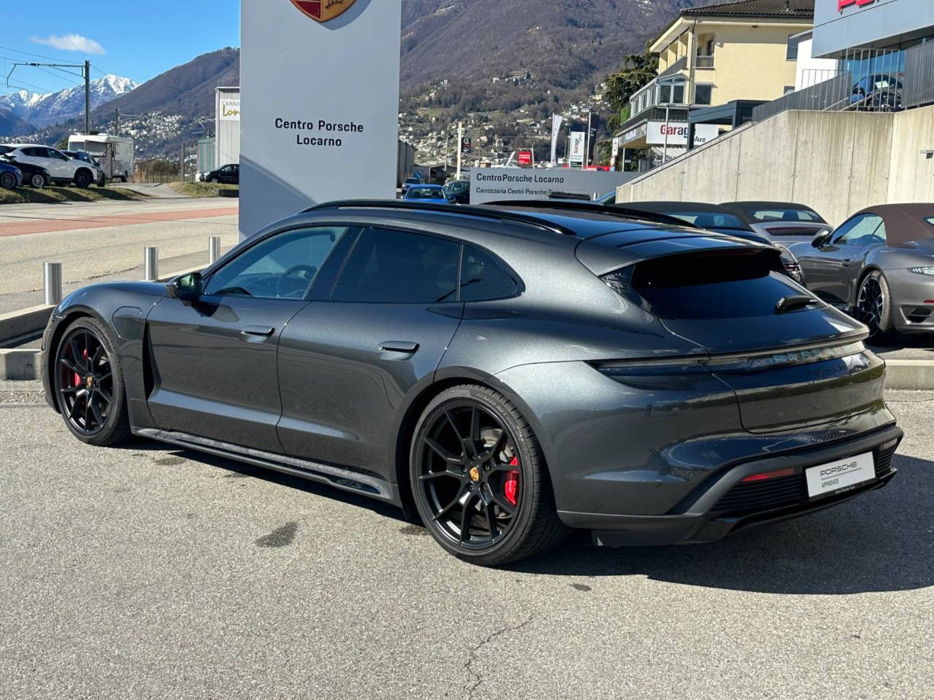 PORSCHE Taycan GTS Sport Turismo (MY23)-showroom-element-2
