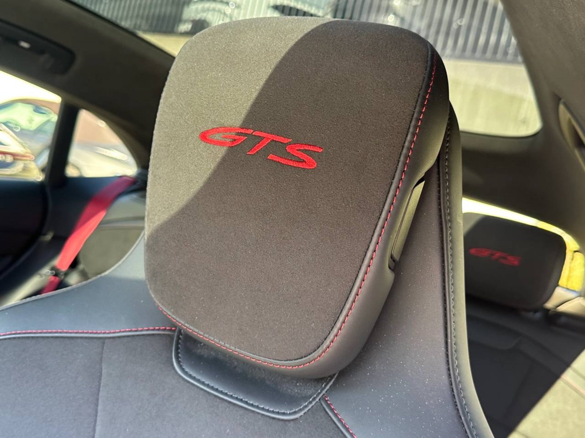 PORSCHE Taycan GTS Sport Turismo (MY23)-image-25