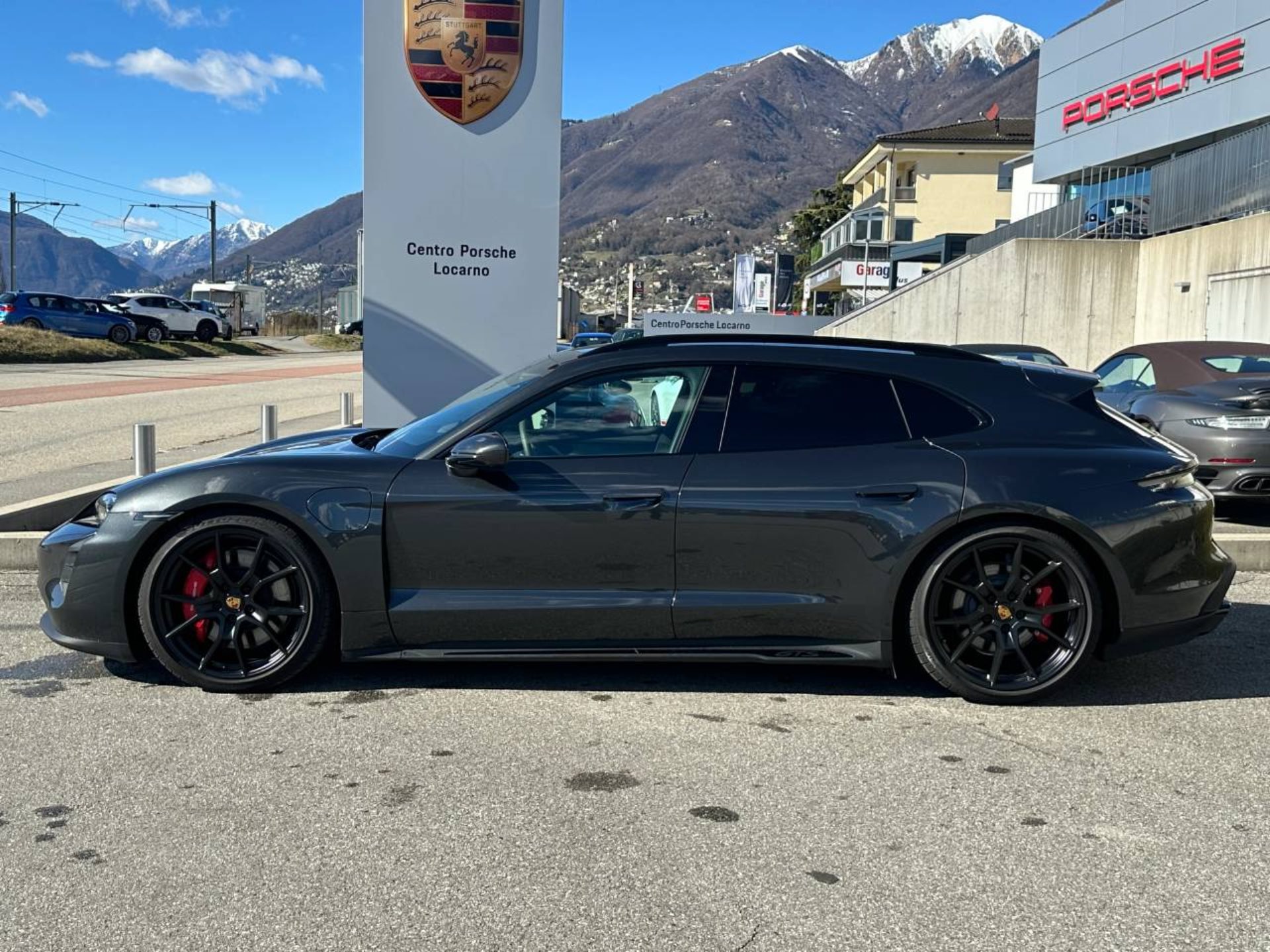 PORSCHE Taycan GTS Sport Turismo (MY23)-showroom-element-1