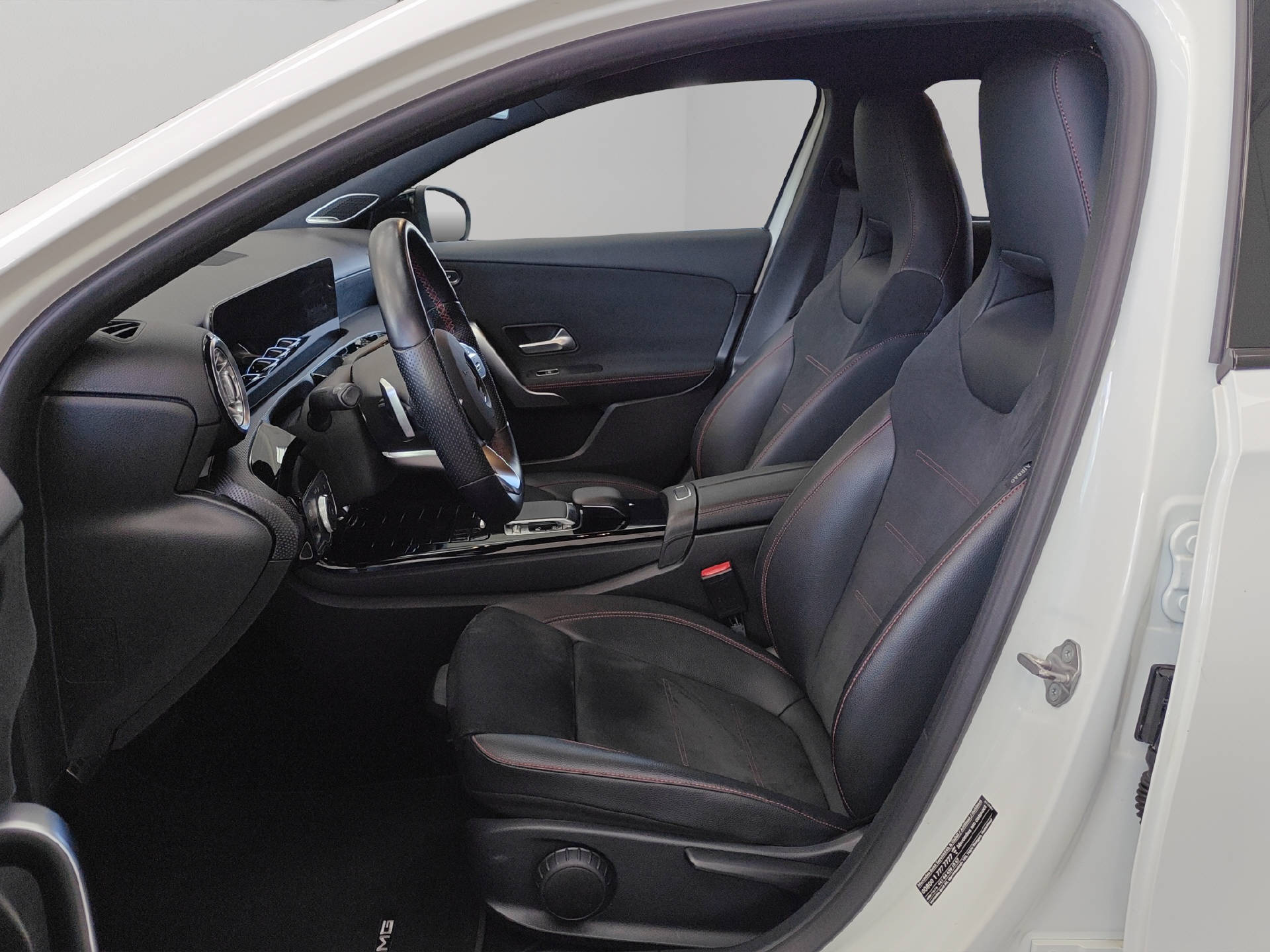 MERCEDES-BENZ A 200 AMG Line-image-4