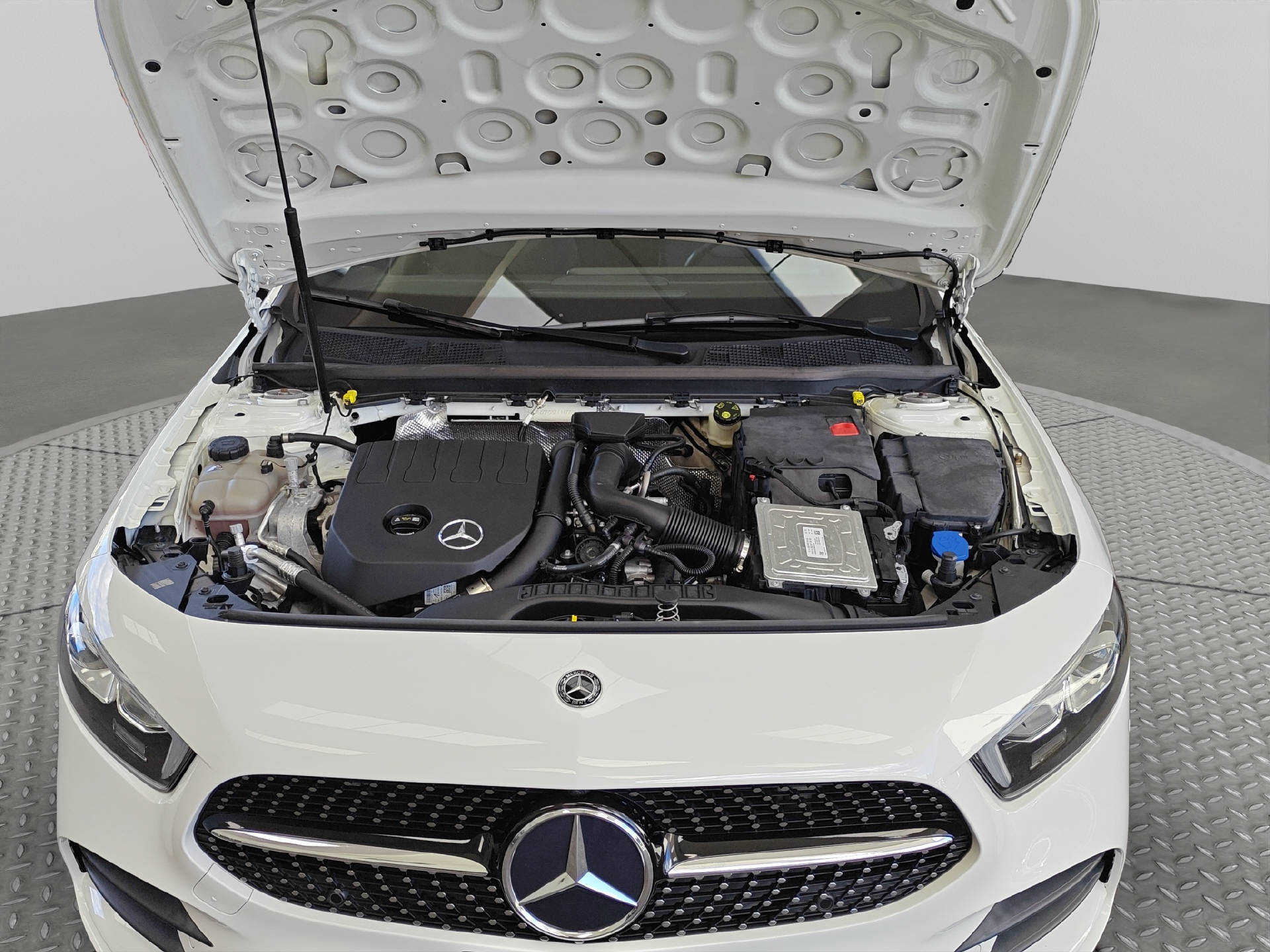 MERCEDES-BENZ A 200 AMG Line-image-15