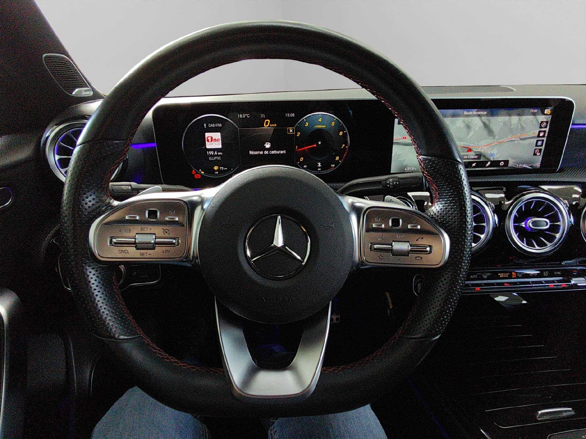 MERCEDES-BENZ A 200 AMG Line-image-9