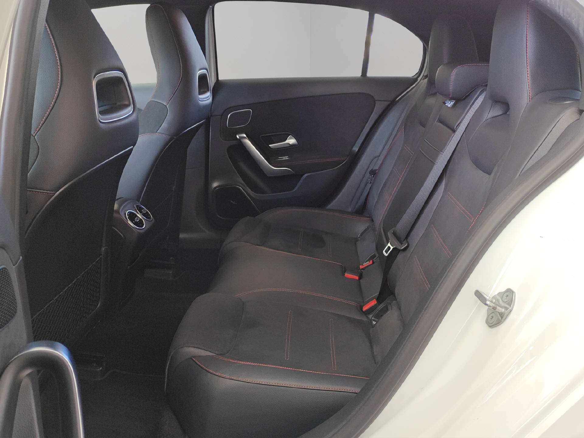 MERCEDES-BENZ A 200 AMG Line-image-5