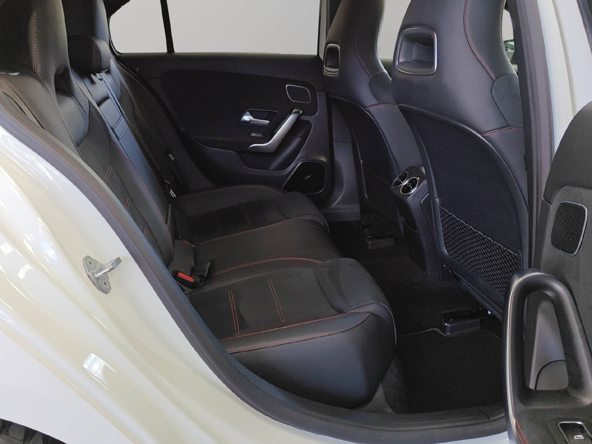 MERCEDES-BENZ A 200 AMG Line-image-6