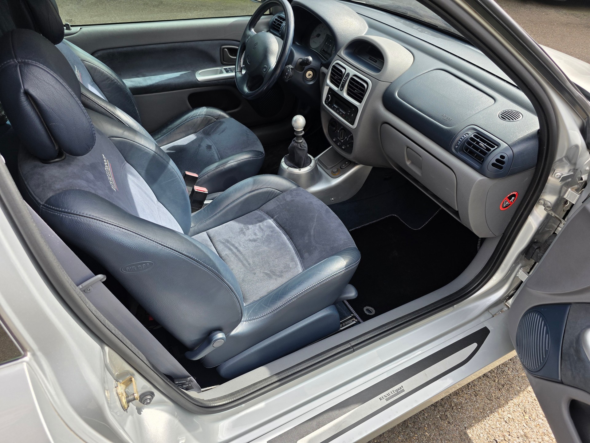 RENAULT Clio 3.0 V6-image-18