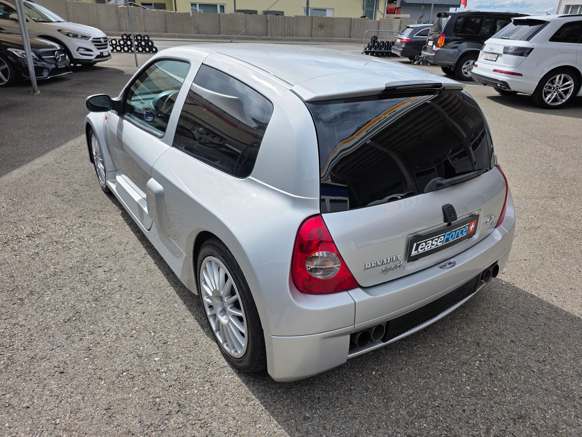 RENAULT Clio 3.0 V6-image-8